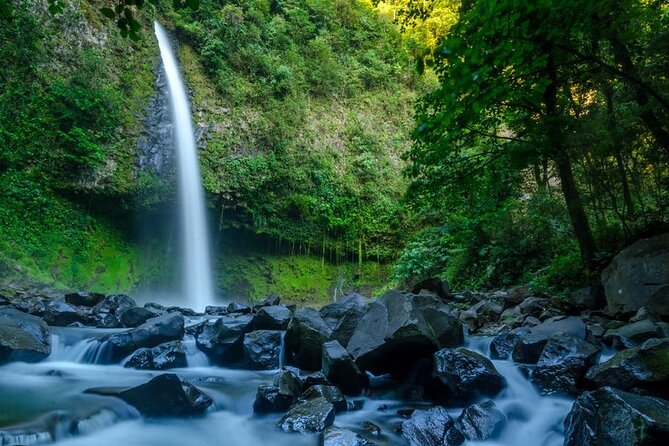 3 in 1 Combo: La Fortuna Waterfall, Hanging Bridges, Thermal Spa from San José - Who will enjoy this long day