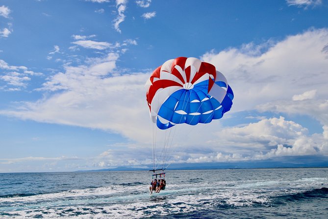 Boat Parasailing with Aguas Azules - Taking off from Espadilla Beach