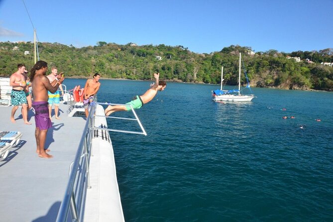 Catamaran Ocean King Manuel Antonio - Dinner, music, and a Pacific sunset