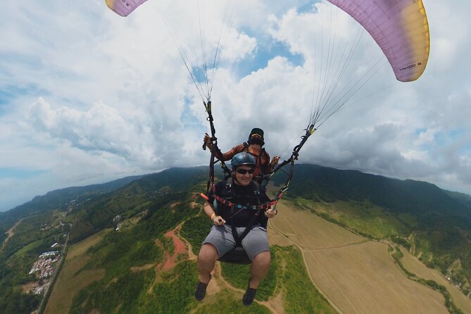 Paragliding tandem flight 1.500 ft & up - Taking off above the highest point of Jaco Bay