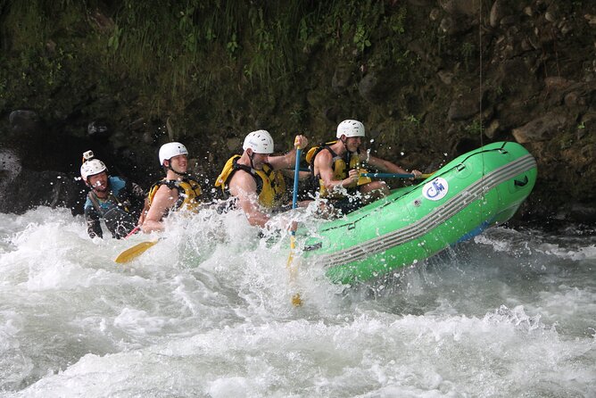 White Water Rafting class V - The main run: hard paddling and quick decisions